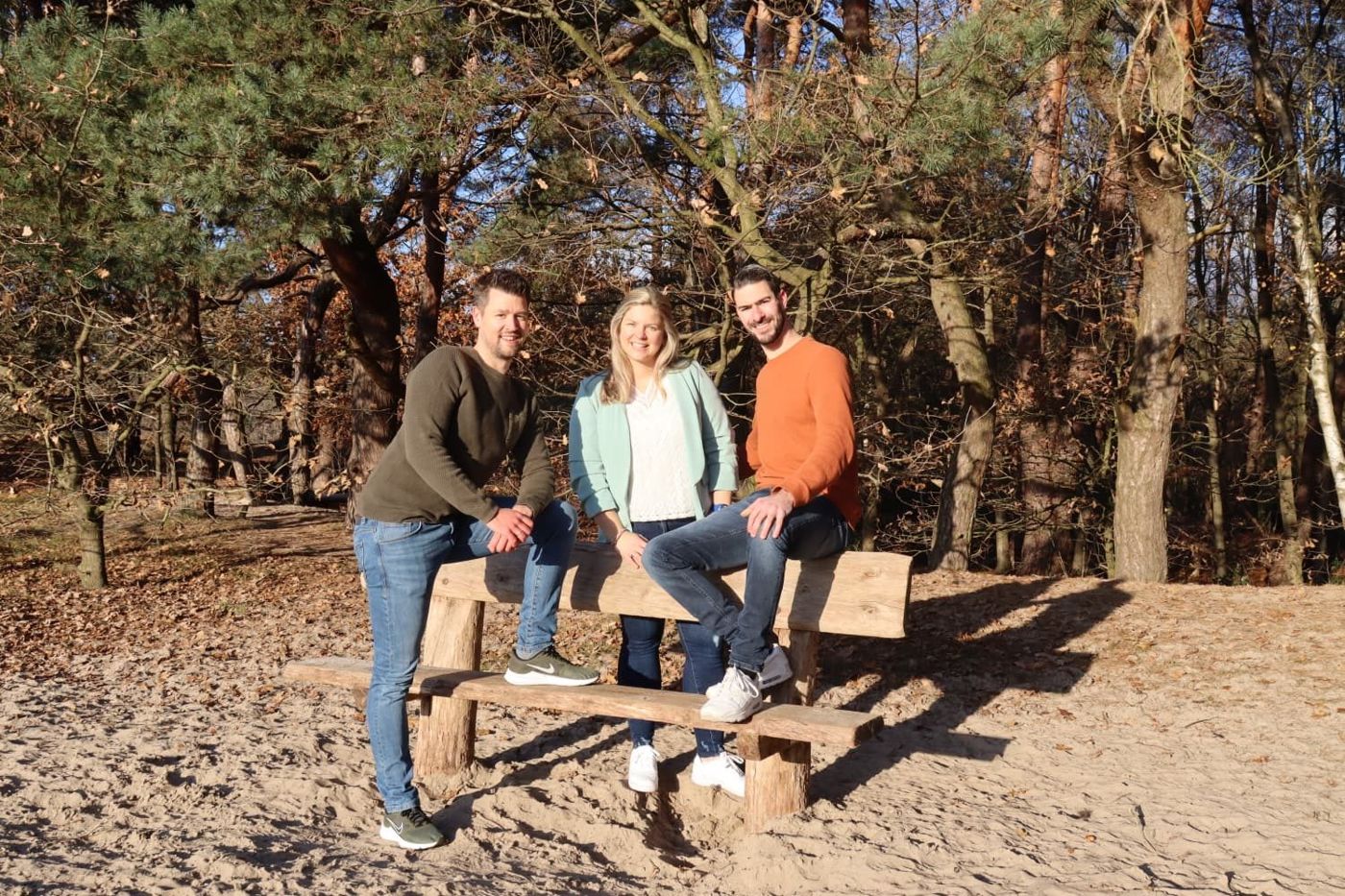 Lucinda, Sander en Sander van Standup Zorg samen op een bankje in de natuur